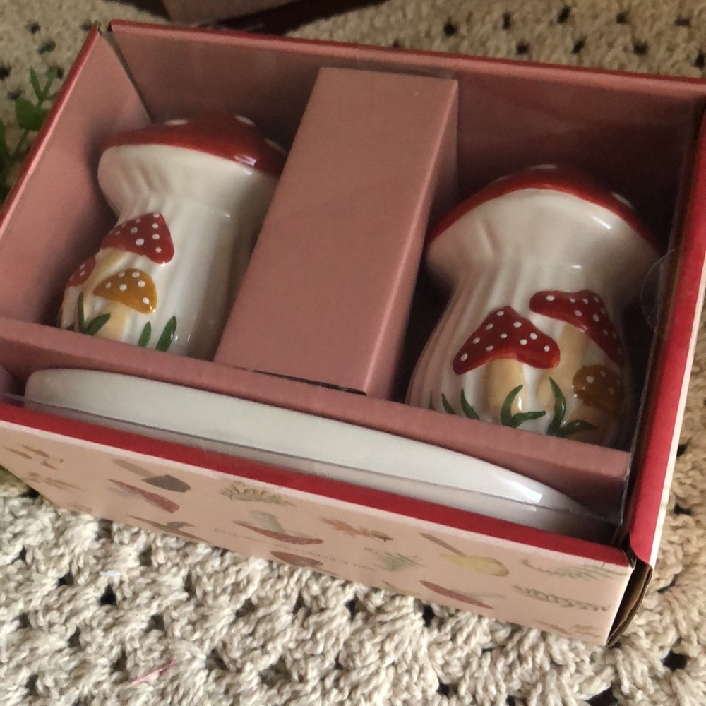 Potters Studio MUSHROOM Salt Pepper Shakers with Tray